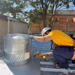 exaustor estático Cyclolux instalado para saída do ar quente acumulado