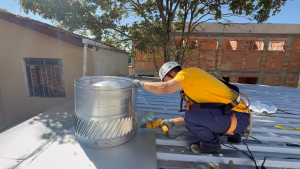 exaustor estático Cyclolux instalado para saída do ar quente acumulado