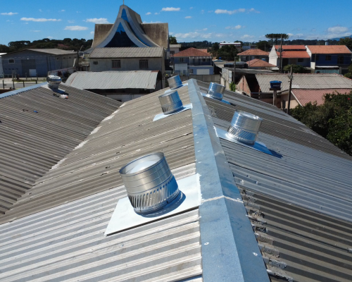 Cyclolux instalado em telhado de galpão para exaustão natural e iluminação difusa