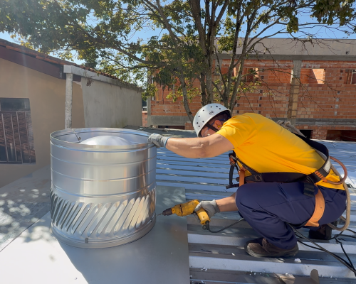 exaustor estático Cyclolux instalado para saída do ar quente acumulado